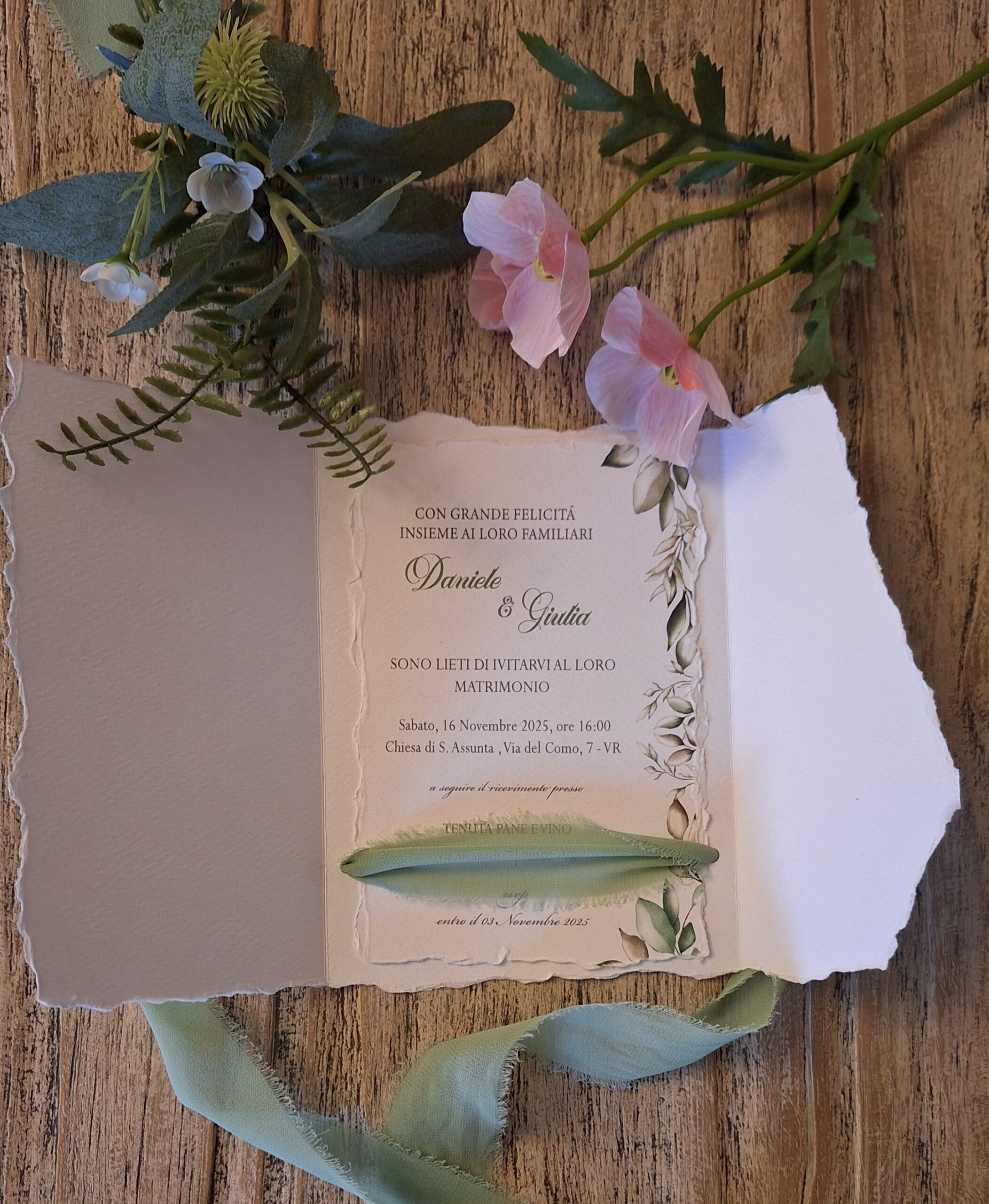 Partecipazione shabby chic elegante con bordo strappato e nastro verde salvia